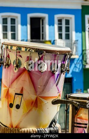 Traditionelle farbenfrohe und handgefertigte Trommeln in den Straßen des historischen Viertels Pelourinho in der Stadt Salvador, Brasilien Stockfoto