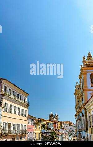 Fassade alter, historischer und farbenfroher Häuser und Kirchen im Viertel Pelourinho in Salvador, Bahia, Brasilien Stockfoto