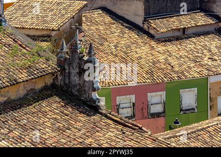 Dächer alter Häuser und Kirchen im Kolonialstil, die von oben gesehen und von der Zeit abgenutzt wurden, im Viertel Pelourinho von Salvador, Bahia, Brasilien Stockfoto