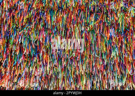 Berühmte und farbenfrohe Bänder unseres lord do Bonfim, der angeblich Glück bringt und traditionell in der Stadt Salvador in Bahia, Brasilien, ist Stockfoto