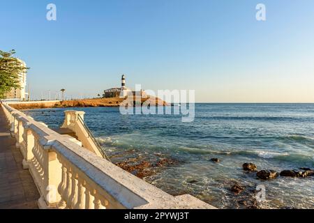 Barra Leuchtturm (Farol da Barra) eines der wichtigsten historischen Gebäude und touristischen Ort in der Stadt Salvador in Bahia umgeben vom Meer während Stockfoto