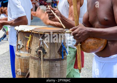 Capoeira und seine Musikinstrumente auf den Straßen von Pelourinho in Salvador, Bahia, Brasilien Stockfoto