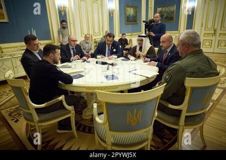 Kiew, Ukraine. 05. Mai 2023. Der ukrainische Präsident Volodymyr Zelenskyy, Left, ist Gastgeber eines bilateralen Treffens mit dem bahrainischen Außenminister Abdullatif bin Rashid Al Zayani, 3. Rechts, im Mariinsky-Palast am 5. Mai 2023 in Kiew, Ukraine. Kredit: Pool Photo/Pressestelle Des Ukrainischen Präsidenten/Alamy Live News Stockfoto