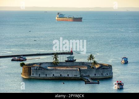 Alte Festung von Sao Marcelo bei Sonnenuntergang, umgeben vom Wasser des Meeres von Salvador und erbaut im 17. Jahrhundert, Brasilien Stockfoto