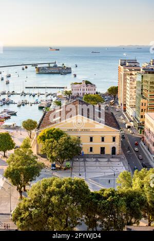 Blick von oben auf das berühmte Marktmodell, All Saints Bay und Hafen in der Stadt Salvador, Bahia am späten Nachmittag, Brasilien Stockfoto