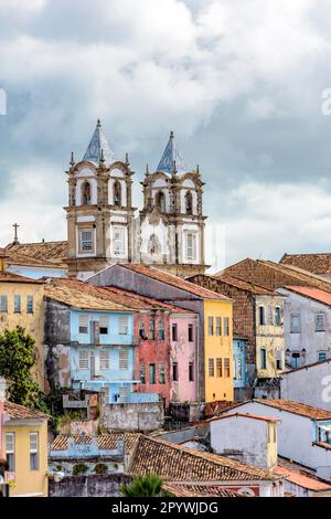 Farbenfrohes altes und historisches Viertel Pelourinho mit Dom-Turm im Hintergrund. Das historische Zentrum von Salvador, Bahia, Brasilien, Brasilien Stockfoto