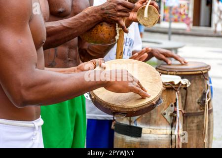 Musiker spielen typische Instrumente afrikanischer Herkunft, die in Capoeira und anderen brasilianischen Kulturveranstaltungen verwendet werden nas ruas de Salvador na Bahia, Brasilien Stockfoto