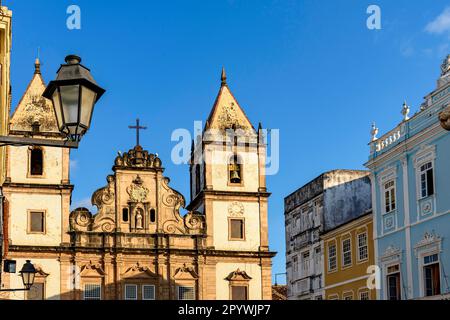 Fassade alter und historischer Kirchen und Häuser im Kolonialstil und Barockstil im Touristenzentrum von Pelourinho, Stadt Salvador, Bahia, Brasilien Stockfoto