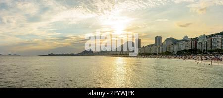 Panoramablick auf die Strände Leme und Copacabana in Rio de Janeiro mit den Bergen im Hintergrund, Brasilien Stockfoto