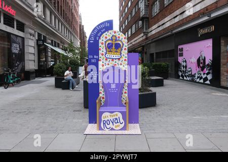 Oxford Street, London, Großbritannien. 5. Mai 2023 Krönung von König Karl III.'Thrones' in der Oxford Street. Kredit: Matthew Chattle/Alamy Live News Stockfoto