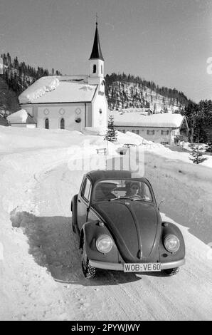 Fahrt mit einem Käfer in der winterlichen Landschaft am Tegernsee. [Maschinelle Übersetzung] Stockfoto