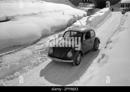 Fahrt mit einem Käfer in der winterlichen Landschaft am Tegernsee. [Maschinelle Übersetzung] Stockfoto