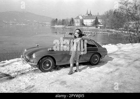 Testung eines Volvo am winterlichen Tegernsee im Jahr 1967. Im Hintergrund das Gebäude des ehemaligen Klosters und des heutigen Herzoglich Bayerischen Brauhauses Tegernsee. [Maschinelle Übersetzung] Stockfoto