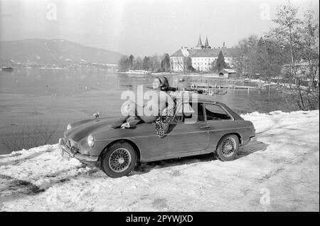 Testung eines Volvo am winterlichen Tegernsee im Jahr 1967. Im Hintergrund das Gebäude des ehemaligen Klosters und des heutigen Herzoglich Bayerischen Brauhauses Tegernsee. [Maschinelle Übersetzung] Stockfoto