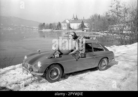 Testung eines Volvo am winterlichen Tegernsee im Jahr 1967. Im Hintergrund das Gebäude des ehemaligen Klosters und des heutigen Herzoglich Bayerischen Brauhauses Tegernsee. [Maschinelle Übersetzung] Stockfoto
