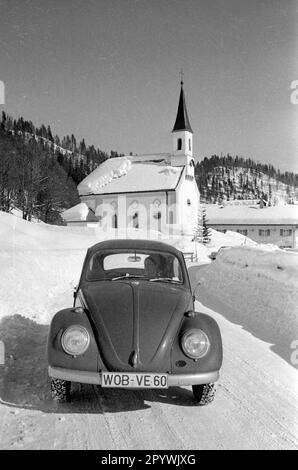 Fahrt mit einem Käfer in der winterlichen Landschaft am Tegernsee. [Maschinelle Übersetzung] Stockfoto