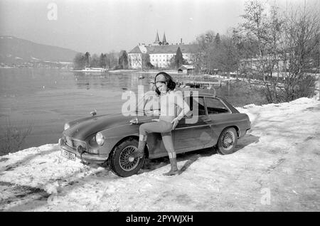 Testung eines Volvo am winterlichen Tegernsee im Jahr 1967. Im Hintergrund das Gebäude des ehemaligen Klosters und des heutigen Herzoglich Bayerischen Brauhauses Tegernsee. [Maschinelle Übersetzung] Stockfoto