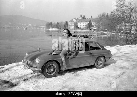 Testung eines Volvo am winterlichen Tegernsee im Jahr 1967. Im Hintergrund das Gebäude des ehemaligen Klosters und des heutigen Herzoglich Bayerischen Brauhauses Tegernsee. [Maschinelle Übersetzung] Stockfoto