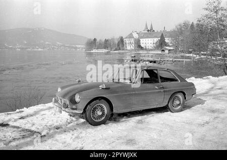 Testung eines Volvo am winterlichen Tegernsee im Jahr 1967. Im Hintergrund das Gebäude des ehemaligen Klosters und des heutigen Herzoglich Bayerischen Brauhauses Tegernsee. [Maschinelle Übersetzung] Stockfoto