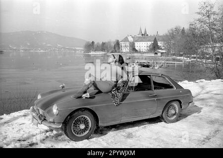 Testung eines Volvo am winterlichen Tegernsee im Jahr 1967. Im Hintergrund das Gebäude des ehemaligen Klosters und des heutigen Herzoglich Bayerischen Brauhauses Tegernsee. [Maschinelle Übersetzung] Stockfoto