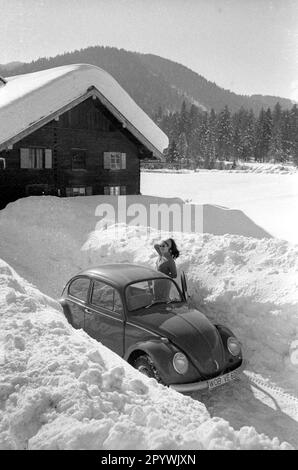 Fahrt mit einem Käfer in der winterlichen Landschaft am Tegernsee. [Maschinelle Übersetzung] Stockfoto