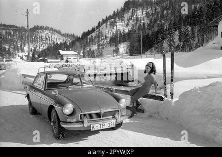 Testung eines Volvo am winterlichen Tegernsee im Jahr 1967. [Maschinelle Übersetzung] Stockfoto