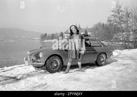 Testung eines Volvo am winterlichen Tegernsee im Jahr 1967. Im Hintergrund das Gebäude des ehemaligen Klosters und des heutigen Herzoglich Bayerischen Brauhauses Tegernsee. [Maschinelle Übersetzung] Stockfoto