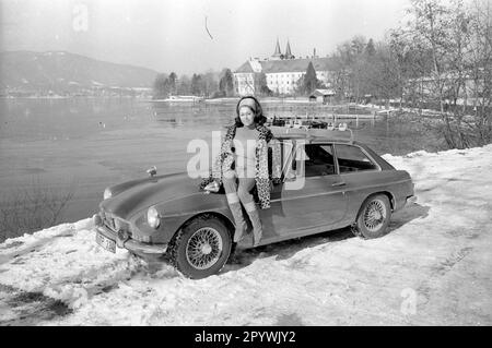 Testung eines Volvo am winterlichen Tegernsee im Jahr 1967. Im Hintergrund das Gebäude des ehemaligen Klosters und des heutigen Herzoglich Bayerischen Brauhauses Tegernsee. [Maschinelle Übersetzung] Stockfoto