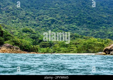 Paradies verlassener Strand versteckt zwischen Regenwald und Felsen in Trindade, Gemeinde Paraty, Rio de Janeiro, Brasilien Stockfoto