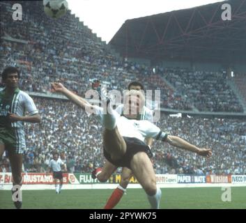 Fußball-Weltmeisterschaft 1982 in Spanien. Erste Runde: Algerien - Deutschland 2:1 / 16.06.1982 in Gijon. / Karl-Heinz Rummenigge (Deut.) Aktion. [Maschinelle Übersetzung] Stockfoto