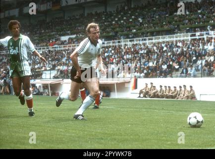 Fußball-Weltmeisterschaft 1982 in Spanien. Erste Runde: Algerien - Deutschland 2:1 / 16.06.1982 in Gijon. / Hans-Peter Briegel (GER) Aktion vor Lakhdar Belloumi (links). [Maschinelle Übersetzung] Stockfoto