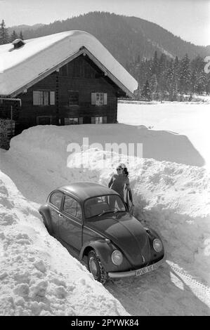 Fahrt mit einem Käfer in der winterlichen Landschaft am Tegernsee. [Maschinelle Übersetzung] Stockfoto