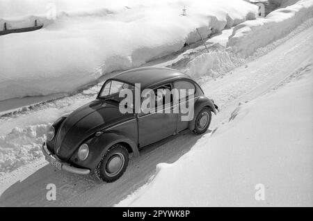 Fahrt mit einem Käfer in der winterlichen Landschaft am Tegernsee. [Maschinelle Übersetzung] Stockfoto