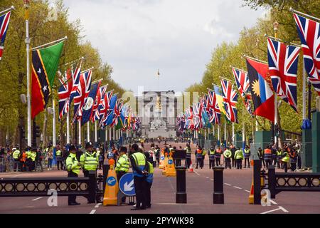 London, Großbritannien. 5. Mai 2023 Union Jacks und Flaggen von Commonwealth-Ländern schmücken die Mall, die am Vorabend der Krönung von König Karl III. Zum Buckingham Palace führt Kredit: Vuk Valcic/Alamy Live News Stockfoto