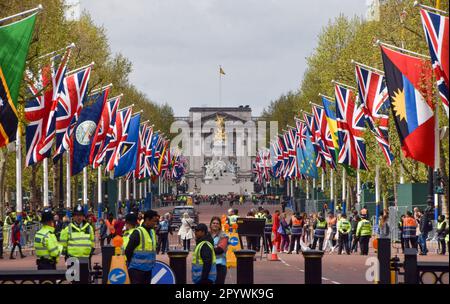 London, Großbritannien. 5. Mai 2023 Union Jacks und Flaggen von Commonwealth-Ländern schmücken die Mall, die am Vorabend der Krönung von König Karl III. Zum Buckingham Palace führt Kredit: Vuk Valcic/Alamy Live News Stockfoto