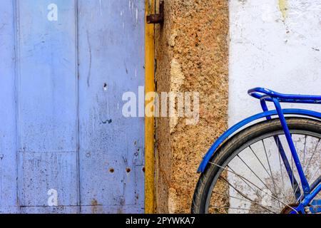 Details zu alten Fahrradhaltestellen vor dem historischen Haus in der Stadt Paraty, Südküste von Rio de Janeiro, Brasilien, Brasilien Stockfoto