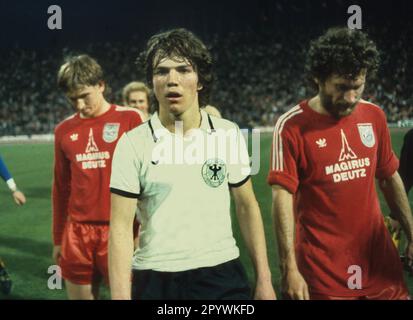 Abschiedsspiel für Sepp Maier: FC Bayern - Deutsche Nationalmannschaft auf 04.06.1980 im München/Olympiastadion. Zentrum: Lothar Matthäus (Nationalmannschaft) mit Paul Breitner (rechts) und Klaus Augenthaler (links/beide/FC Bayern). Nur für Journalisten! Nur zur redaktionellen Verwendung! [Maschinelle Übersetzung] Stockfoto