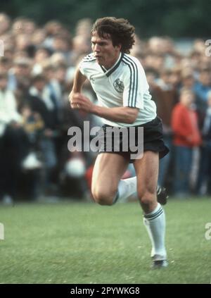 Lothar Matthäus Action im Nationaltrikot bei einem Testspiel der deutschen Nationalmannschaft gegen die SpVgg Oberrad am 04.06.1984 in Frankfurt/Main. Nur für Journalisten! Nur zur redaktionellen Verwendung! [Maschinelle Übersetzung] Stockfoto