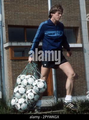 Weltmeisterschaft 1982 in Spanien: Ausbildung der deutschen Nationalmannschaft in Madrid. Lothar Matthäus als Kugelträger 30.06.1982. Nur für journalistische Zwecke! Nur zur redaktionellen Verwendung! [Maschinelle Übersetzung] Stockfoto