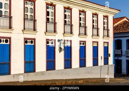 Wunderschöne Häuser im alten Kolonialstil in der historischen Stadt Ouro Preto im Bundesstaat Minas Gerais, Brasilien, Brasilien Stockfoto