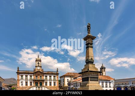 Zentraler Platz in der historischen Stadt Ouro Preto in Minas Gerais mit seinen Häusern, Kirchen und Denkmälern an einem sonnigen Tag, Brasilien Stockfoto