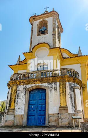 Blick von unten auf eine Kirche aus der Zeit des kaiserlichen Brasiliens, erbaut von Sklaven im 18. Jahrhundert in der Stadt Ouro Preto, Minas Gerais mit der Stadt Stockfoto