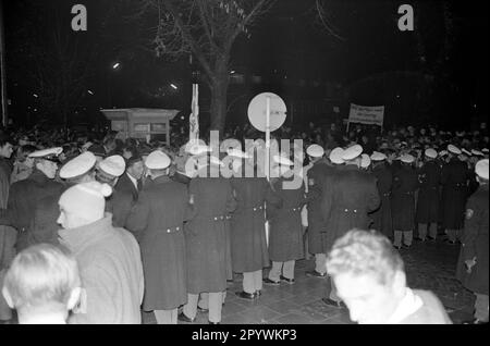 Die Polizei sichert eine Demonstration von etwa 5000 Schülern und Studenten gegen das NPD. Der protestmarsch ging vom Königsplatz zur Akademie der Schönen Künste in Schwabing. [Maschinelle Übersetzung] Stockfoto