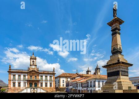 Zentraler Platz der alten und berühmten Stadt Ouro Preto in Minas Gerais mit ihren Häusern im Kolonialstil, Denkmälern und historischen Gebäuden. Brasilien Stockfoto