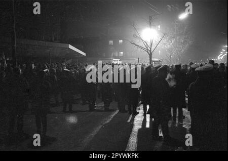 Die Polizei sichert eine Demonstration von etwa 5000 Schülern und Studenten gegen das NPD. Der protestmarsch ging vom Königsplatz zur Akademie der Schönen Künste in Schwabing. [Maschinelle Übersetzung] Stockfoto