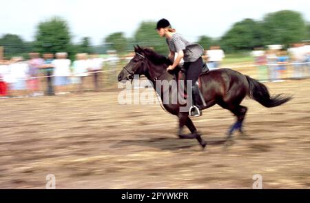 Brandenburg / Sachsen / Minderheiten / 1996 Stoppelreiten der Sorbs in Raddusch. Ein alter Brauch der Sorbs. Reitwettbewerbe finden nach der Ernte auf den Feldern statt. // Wends / Lusatia / Pferde / Tiere / Reiten / die östliche Eroberung in Ostdeutschland wurde bereits von Karl dem Großen begonnen, hat aber viele Rückschläge erlitten. 1168 wurde das große slawische Heiligtum auf Rügen von den Dänen zerstört, und Albrecht der Bär eroberte die slawische Festung Brennabor, Brandenburg. Die Slawen wurden nach Osten zurückgeschoben. Ihre Nachkommen, die Wends und Sorbs, leben heute im Südosten von Stockfoto