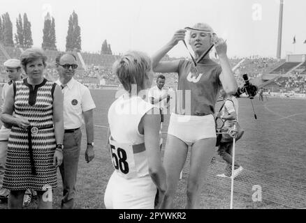 Hildegard Falck, bei ihrem Weltrekord über 800m im Deut. Bei den Meisterschaften in Stuttgart bei der Preisverleihung hängt ihr die Medaille um den Hals. 11.07.1971. [Automatisierte Übersetzung] Stockfoto