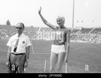 Hildegard Falck nach ihrem Weltrekord über 800m im Deut. Meisterschaften in Stuttgart bei der Preisverleihung 11.07.1971. [Maschinelle Übersetzung] Stockfoto