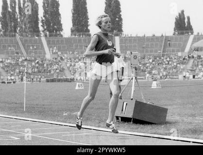 Hildegard Falck bei ihrem Weltrekord über 800m im Deut. Meisterschaften in Stuttgart 11.07.1971. [Maschinelle Übersetzung] Stockfoto