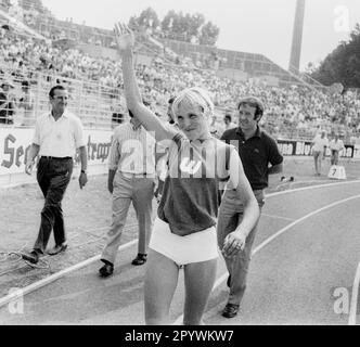 Hildegard Falck bei ihrem Weltrekord über 800m im Deut. Meisterschaften in Stuttgart auf der Ehrenrunde 11.07.1971. [Maschinelle Übersetzung] Stockfoto